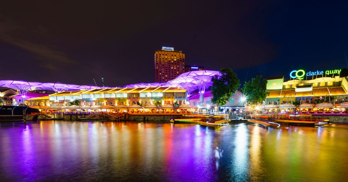 découvrez clarke quay, le quartier animé de singapour au bord de la rivière, réputé pour ses restaurants, ses bars et sa vie nocturne.