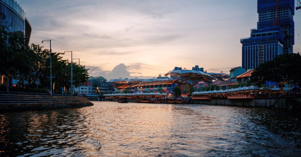 découvrez clarke quay, quartier animé au bord de la rivière à singapour, réputé pour ses restaurants, ses bars et sa vie nocturne.