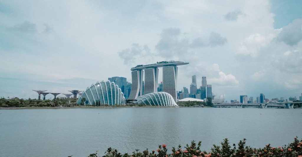 Marina Bay Sands et les serres de Gardens by the Bay vus depuis l’eau