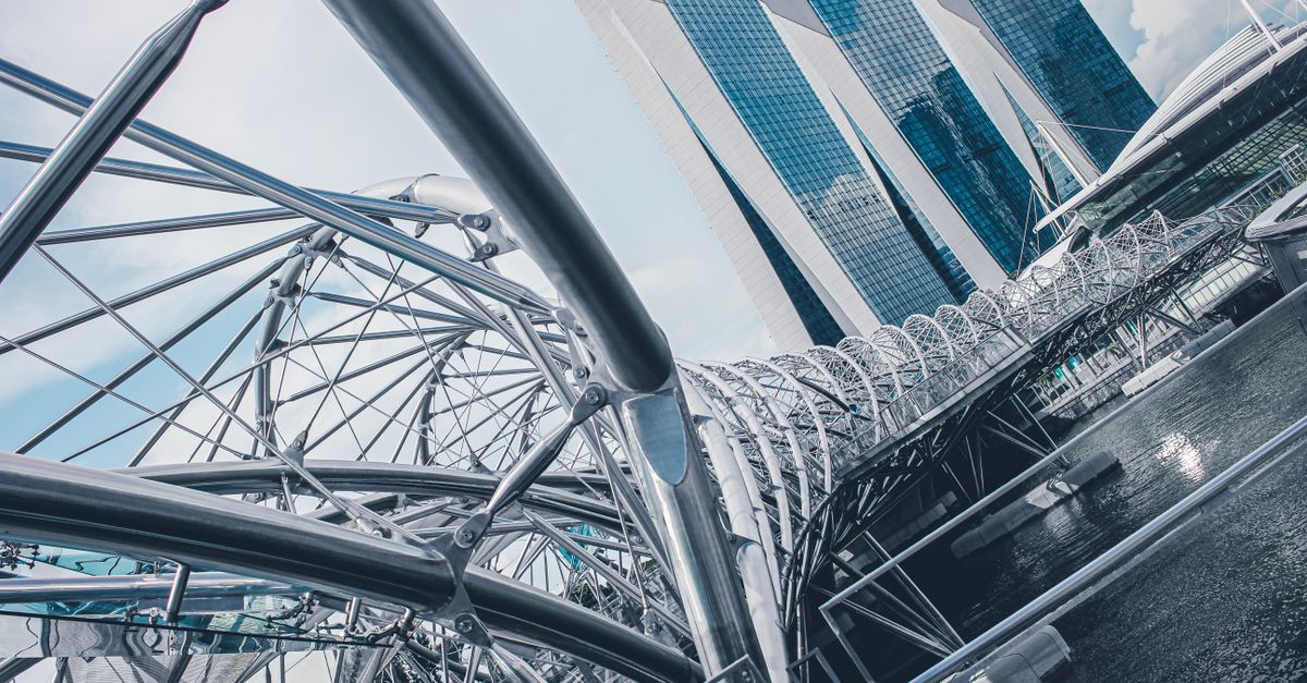 Discover Helix Bridge in Singapore, an iconic pedestrian bridge with architecture inspired by the double helix, offering a unique view of Marina Bay.