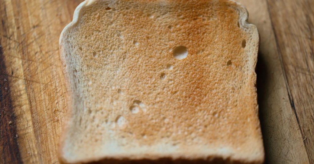 découvrez le kaya toast, une spécialité singapourienne gourmande composée de pain grillé, de kaya à la noix de coco et de beurre.