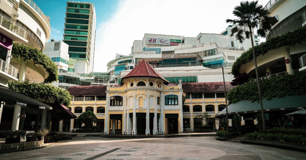 découvrez lau pa sat, marché emblématique de singapour : savourez la cuisine locale, explorez ses étals et profitez de son ambiance animée.