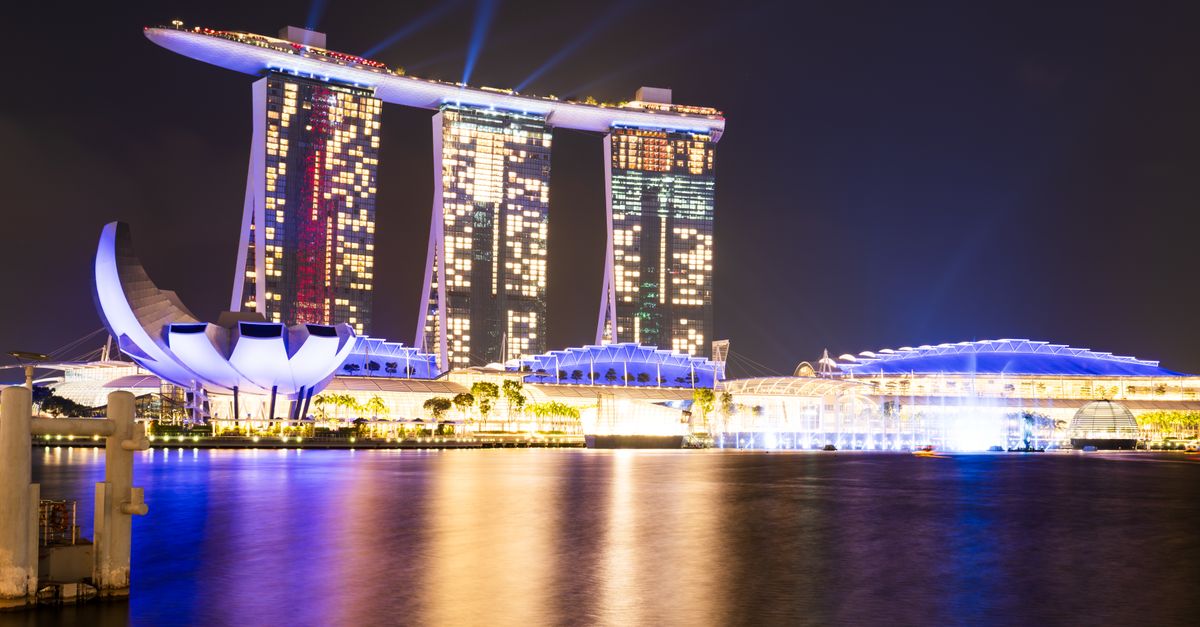 Marina Bay Sands et l’ArtScience Museum illuminés de nuit au bord de la baie