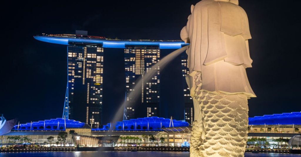 découvrez le merlion, symbole emblématique de singapour, une statue mythique à tête de lion et corps de poisson qui veille sur la baie.