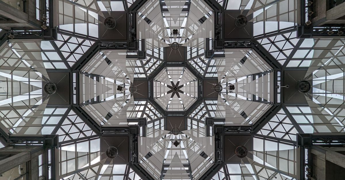 découvrez la national gallery singapore, un musée incontournable consacré à l’art de singapour et d’asie du sud-est, installé dans deux bâtiments historiques.
