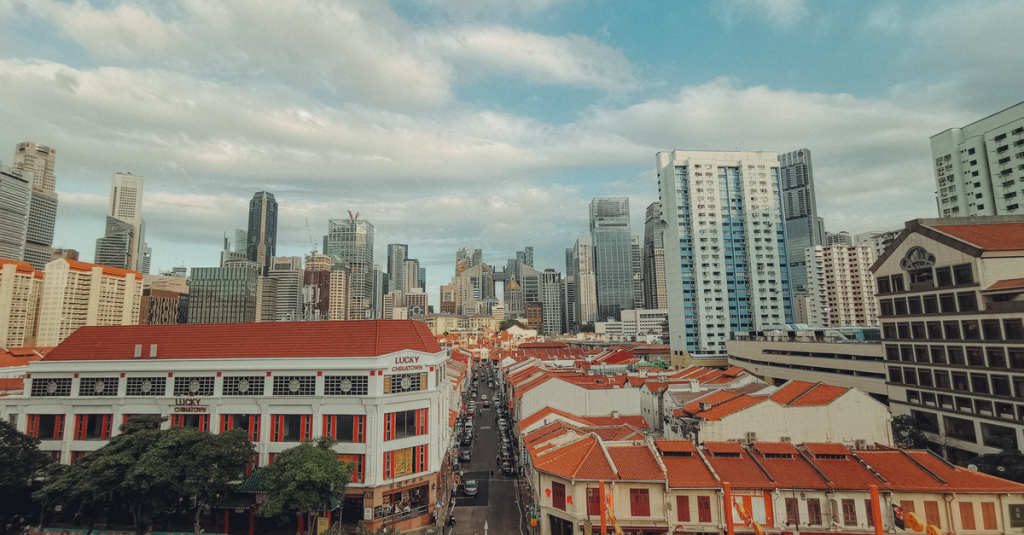 explorez chinatown à singapour : temples historiques, marchés animés, cuisine locale et patrimoine chinois au cœur de la ville.