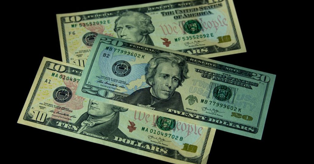 Billets de 10 et 20 dollars américains