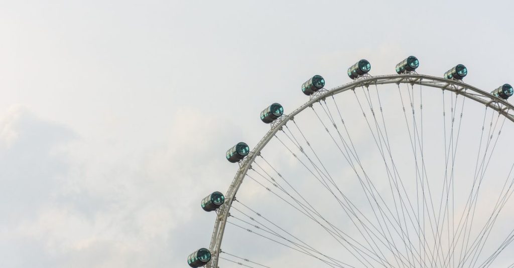 découvrez le singapore flyer, la grande roue emblématique de singapour, et profitez d’une vue panoramique spectaculaire sur la ville.