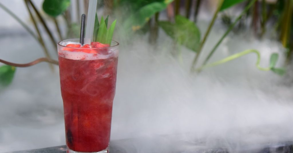 découvrez le singapore sling, un cocktail emblématique aux notes fruitées et rafraîchissantes, mêlant gin, liqueur de cerise, agrumes et une touche d’épices.