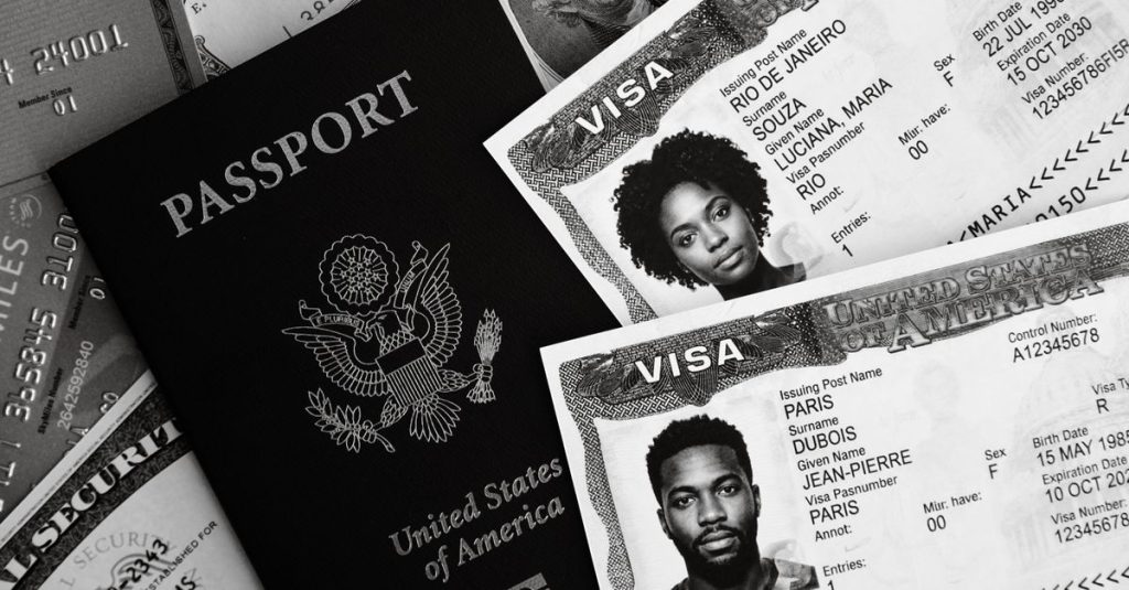 Passeport américain posé sur des pages de visas, photo en noir et blanc