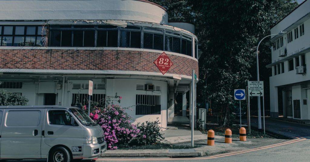 découvrez tiong bahru, quartier emblématique de singapour, réputé pour son architecture art déco, ses cafés branchés et son atmosphère authentique.