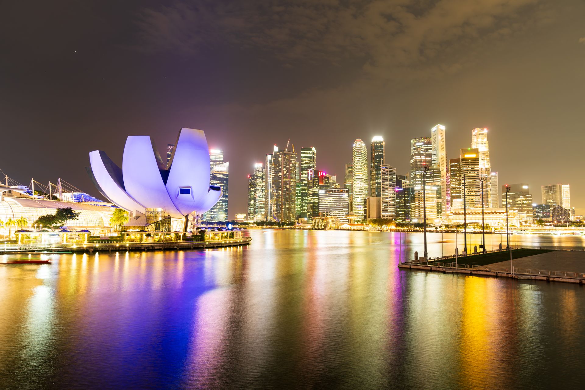 Skyline de Marina Bay à Singapour au crépuscule
