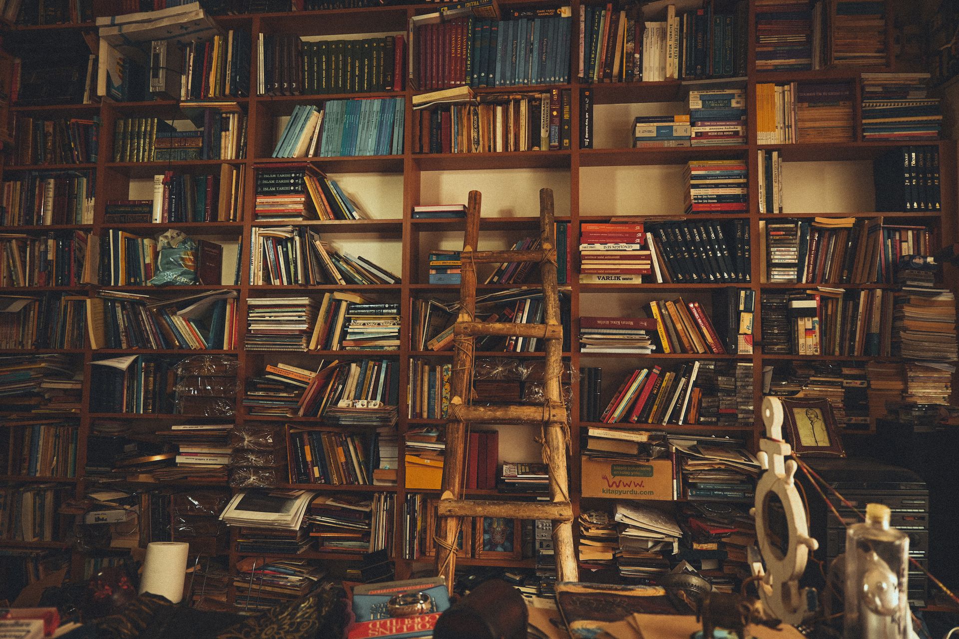 Étudiant en bibliothèque