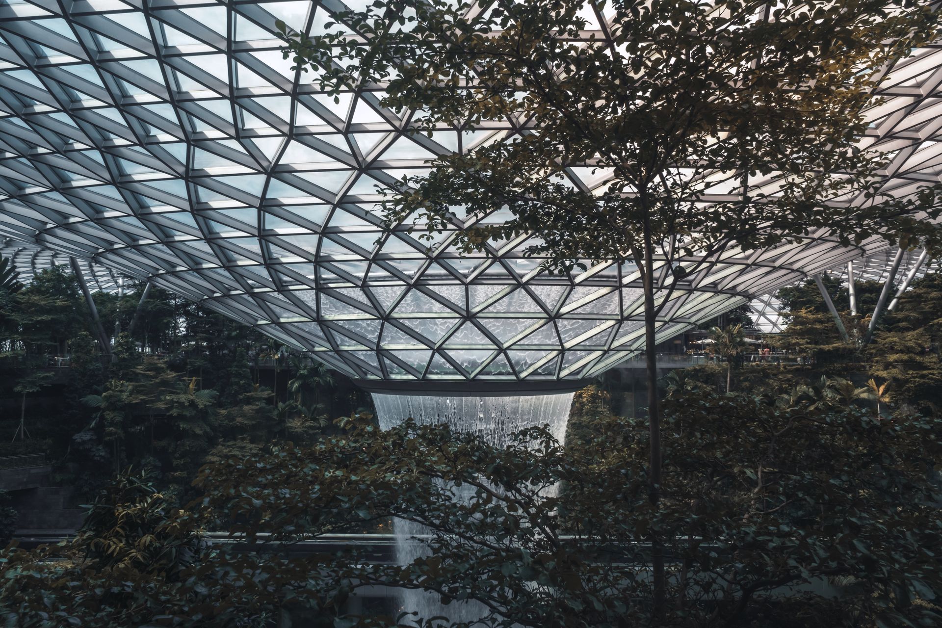 Rain Vortex, la cascade intérieure du Jewel Changi Airport à Singapour