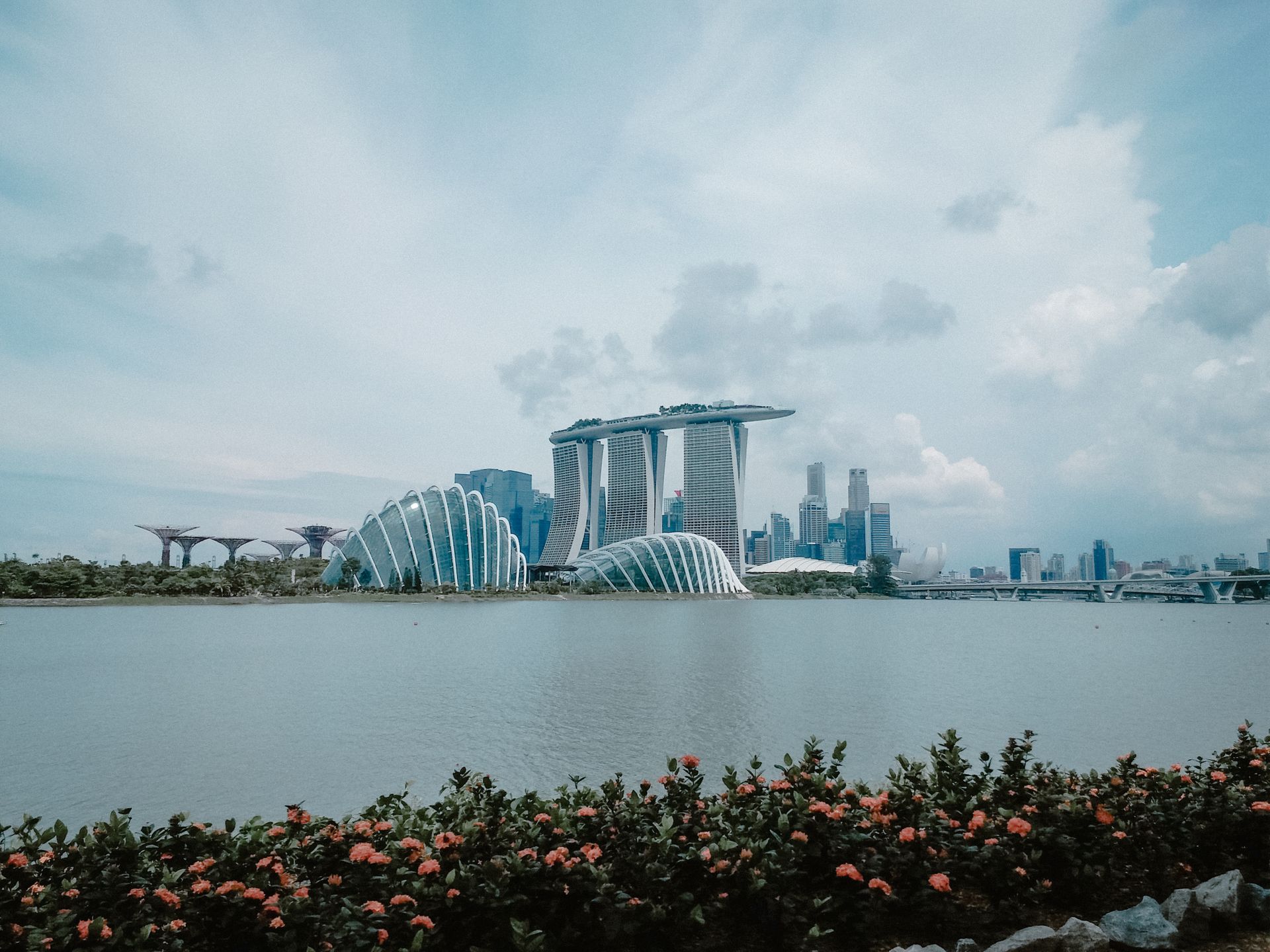 Skyline de Singapour avec Marina Bay Sands et Gardens by the Bay, destination des vols depuis Paris